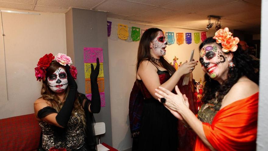 México celebró &quot;la vida  de nuestros difuntos&quot; con mariachis y comida popular