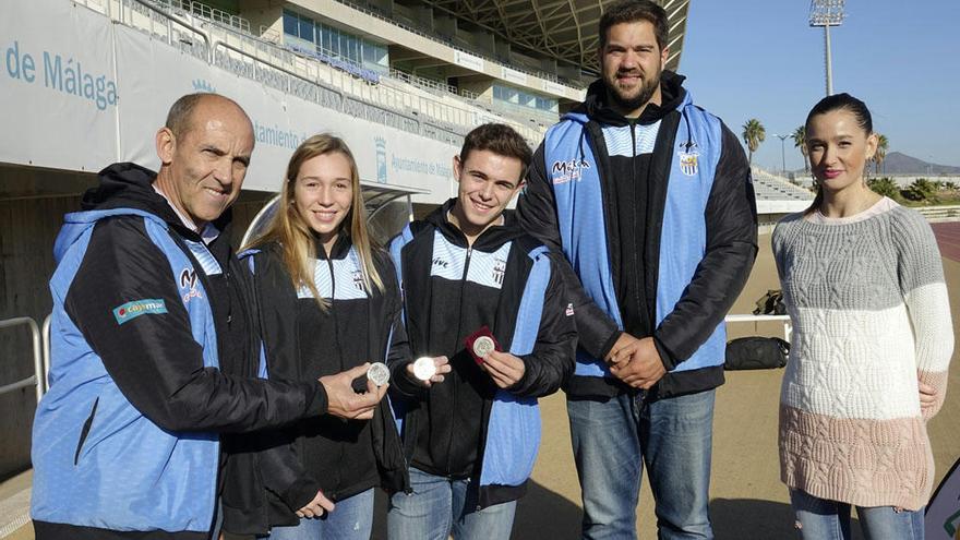 Elisa Pérez de Siles, concejal de Deportes, con los atletas formados en el Club de Atletismo Málaga (CAM) y en la Federación Andaluza de Kárate reconocidos por sus méritos deportivos.