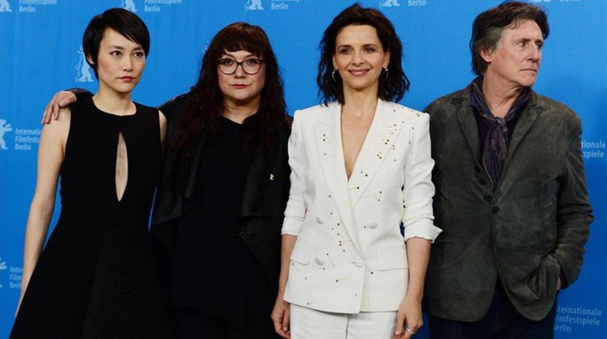 Isabel Coixet i el repartiment de ’Ningú vol la nit’, a la Berlinale.