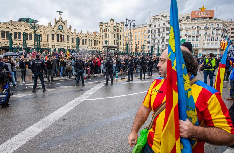 9 d'Octubre: Tensión en las manifestaciones en el centro de València