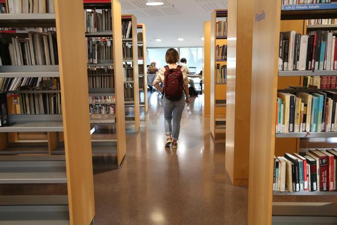 Una estudiante de bachillerato, en una biblioteca.