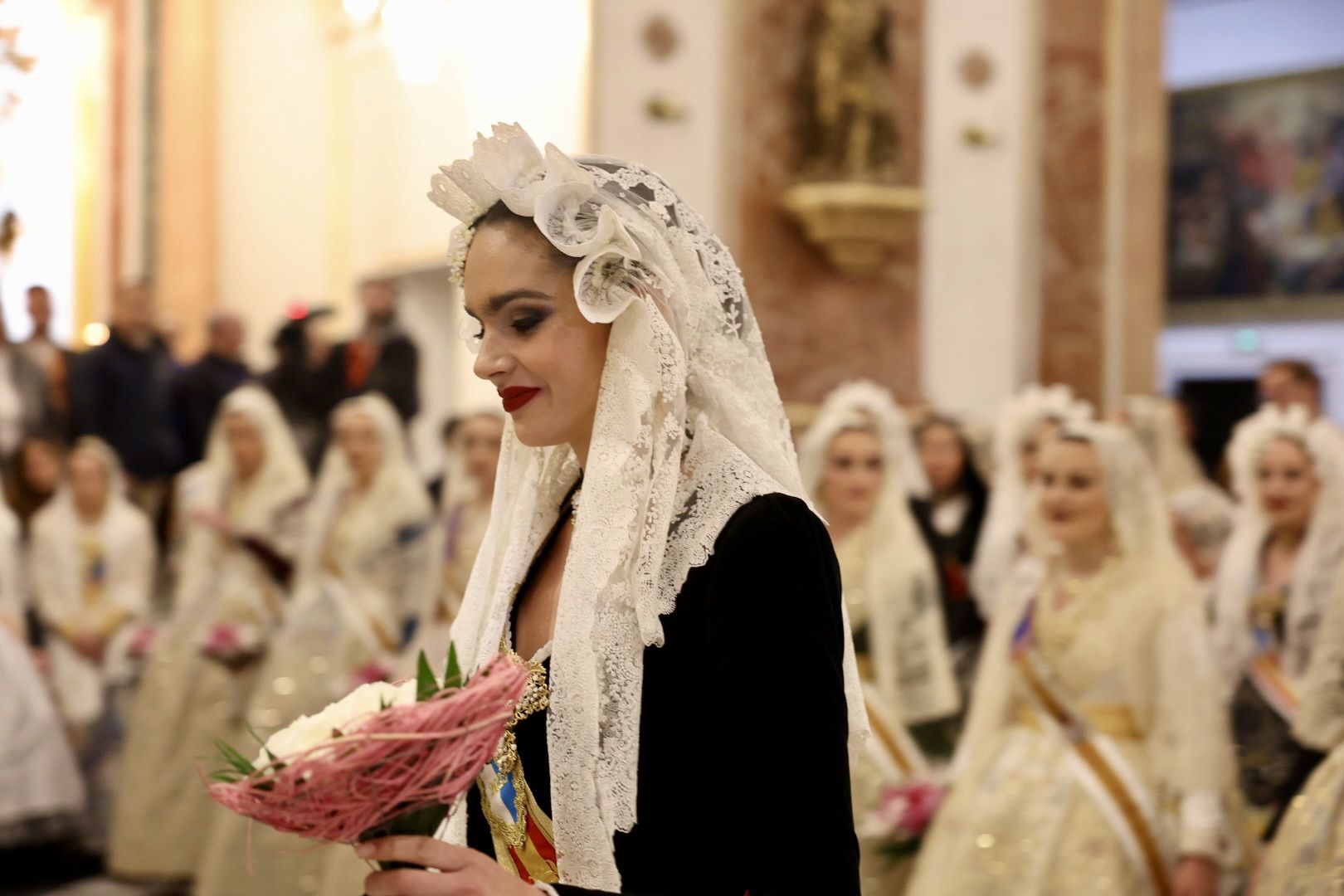 Laura Mengó y su corte coronan la ofrenda a la Virgen