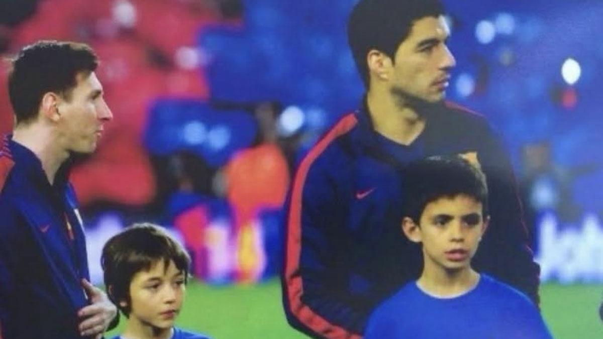 Marc Bernal, junto a Luis Suárez antes de un clásico