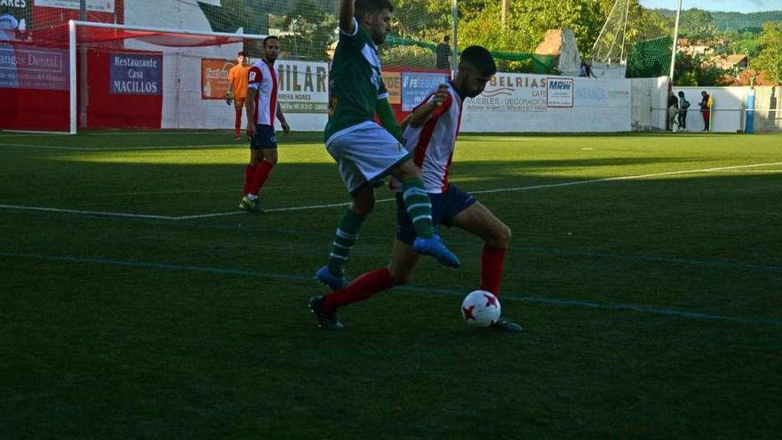 Abel conduce el balón ante un contrario en las semifinales del torneo ante el Coruxo. // Gonzalo Núñez