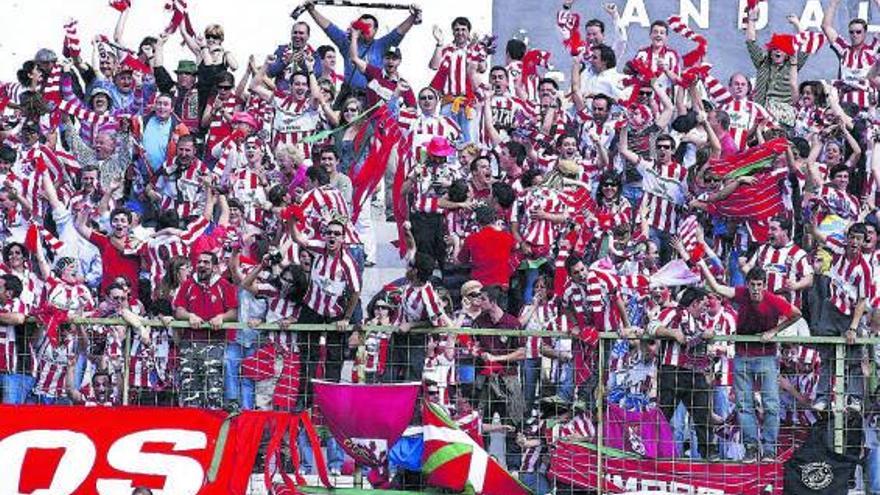 La afición, en el encuentro de play-off ante el Linares. | LOZ