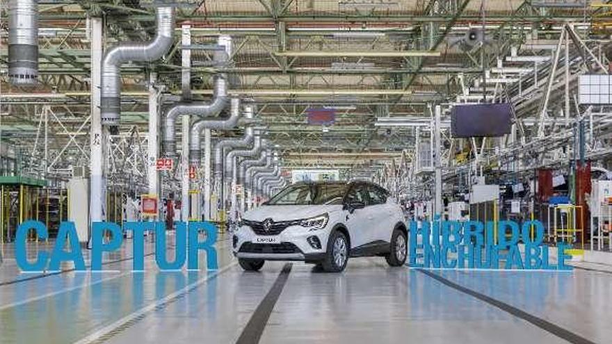 Un Captur híbrido enchufable en la planta de Valladolid. // E.P.