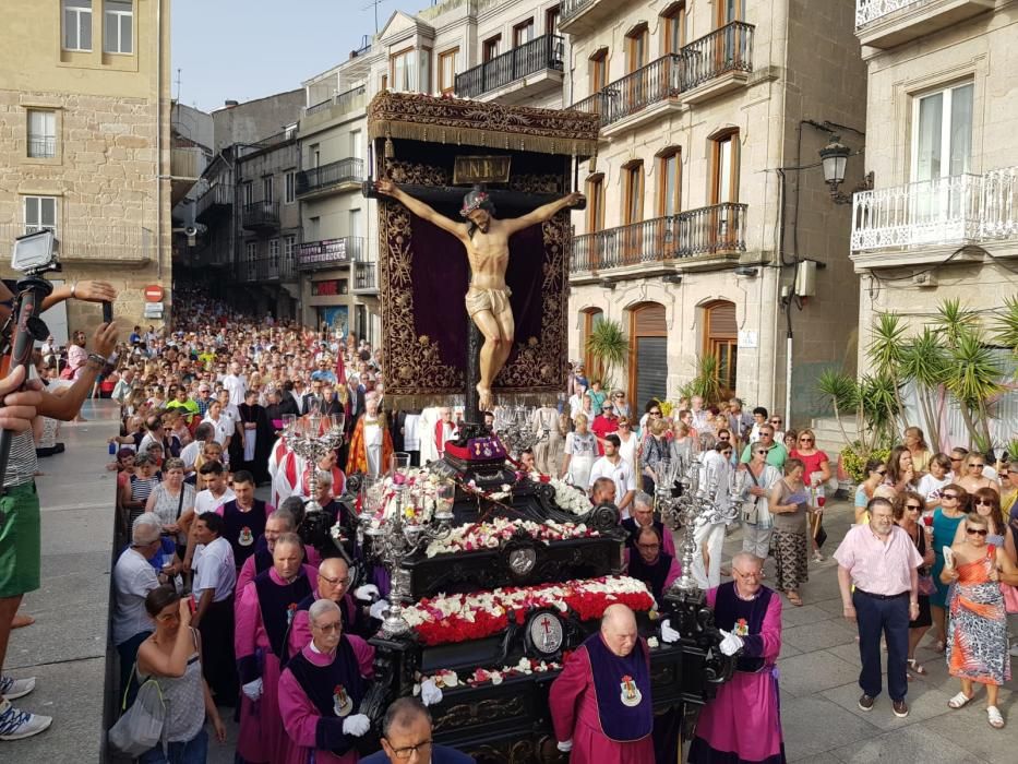 Miles de fieles acompañan a la imagen del nazareno en la tradicional procesión por el centro de la ciudad con principio y final en la Colegiata.