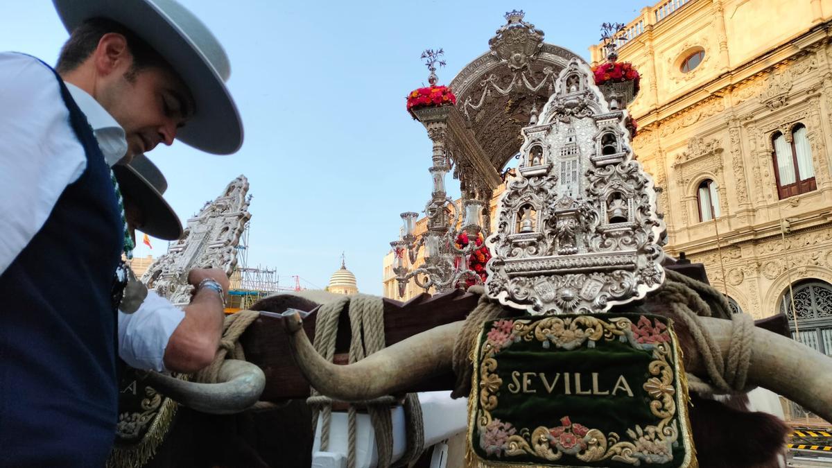 La carreta del simpecado de la Hermandad del Rocío de Sevilla se prepara en la Plaza de San Francisco