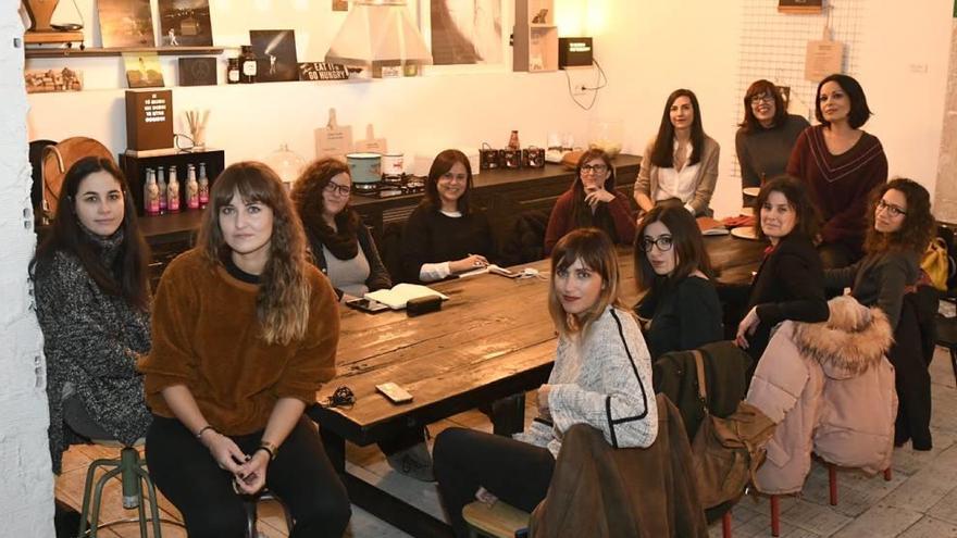 Claudia Orellana reunió ayer en Loft 113 a un buen grupo de mujeres de la industria musical murciana.