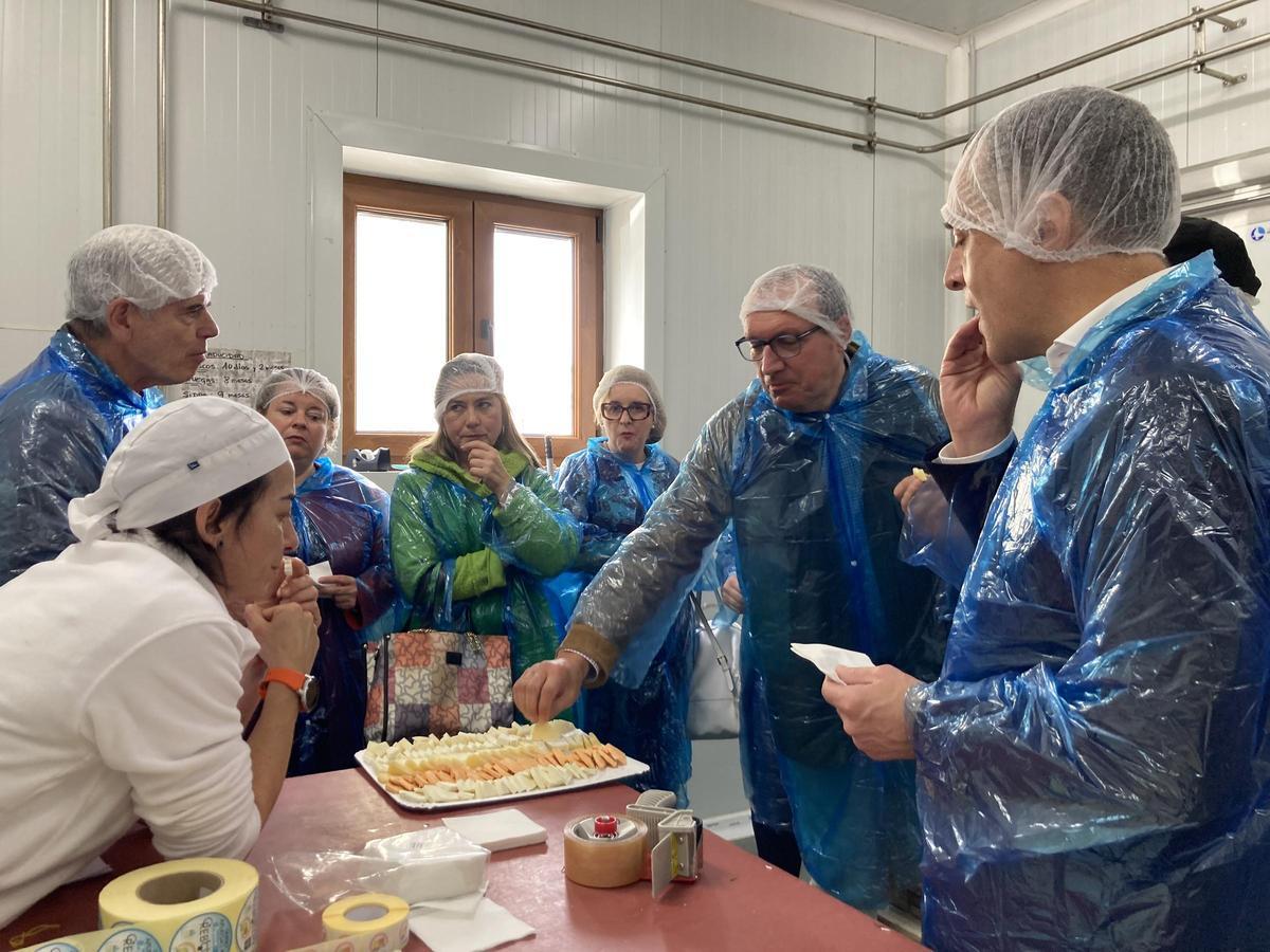 Empresarias y empresarios de la zona durante su visita a la quesería artesanal de Agrovaldés