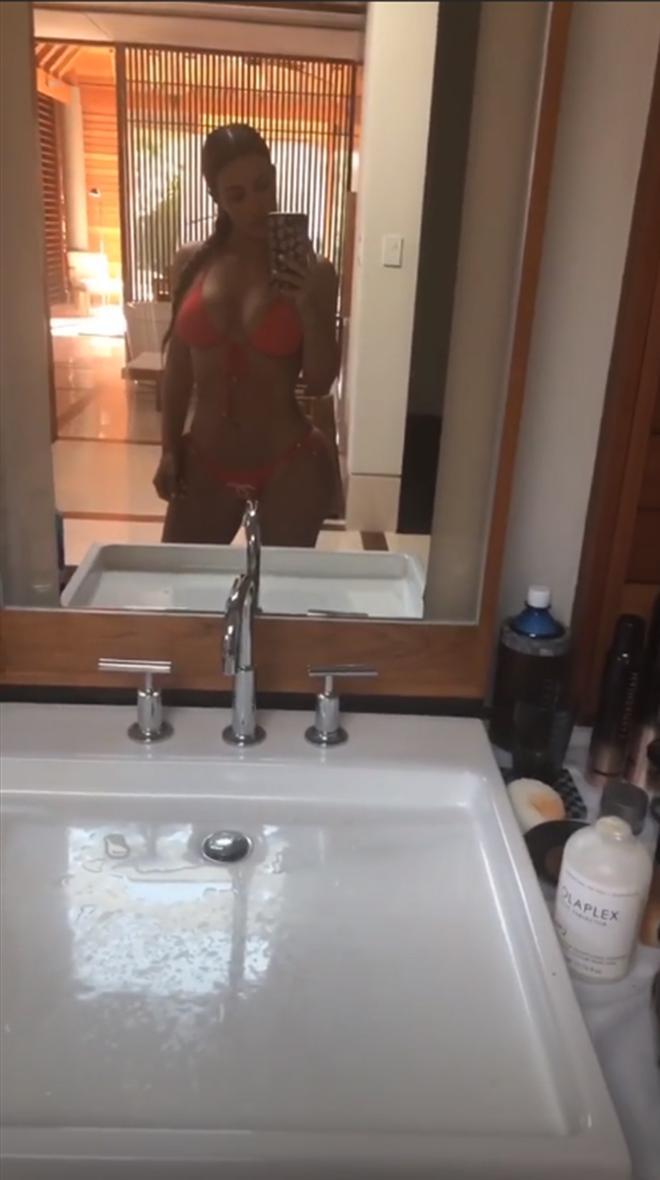 Kim Kardashian con bikini naranja de Chanel