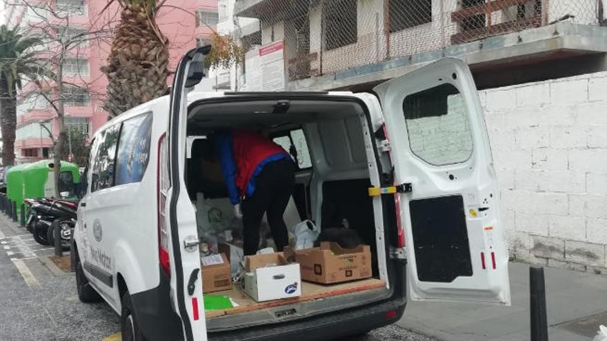 Un vehículo de Cáritas con alimentos para repartir entre los más humildes.