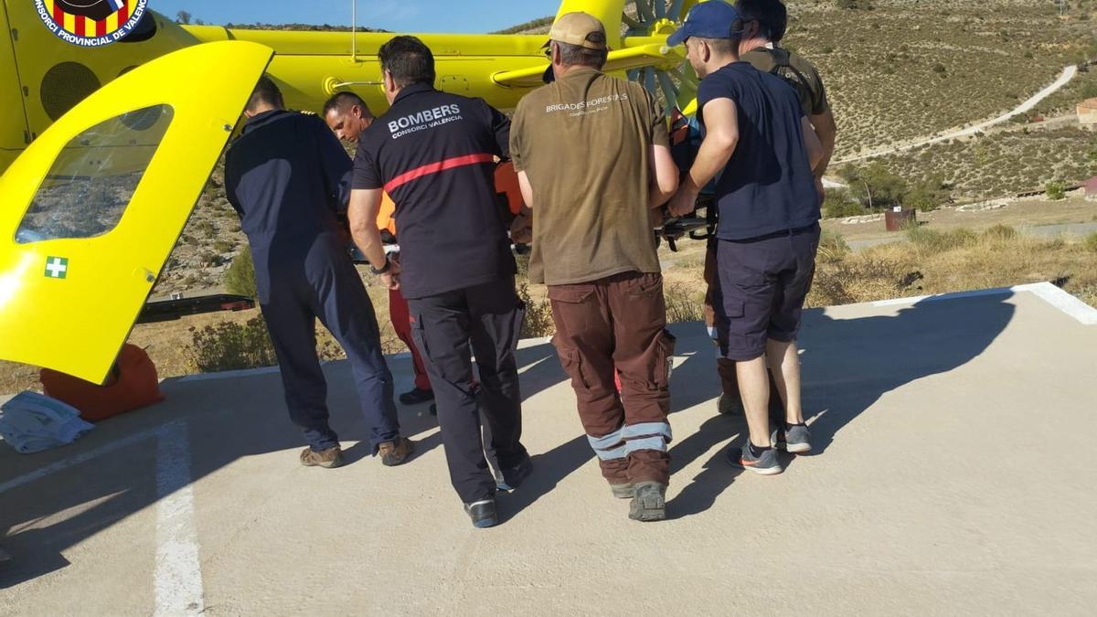 Los bomberos rescatan a una persona atrapada bajo un quad en Vallanca