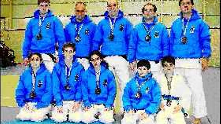 El equipo del gimnasio Takeda.