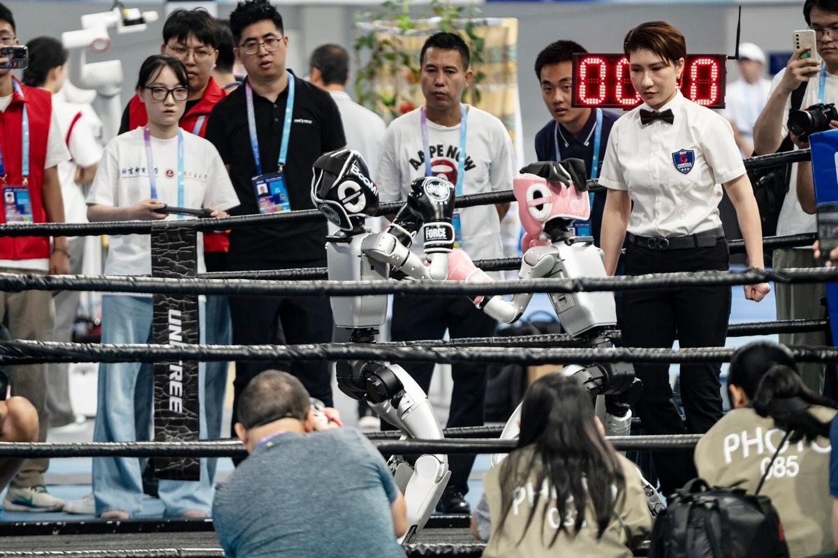 Robots humanoides Unitree luchan durante una competición de kick-boxing en los Juegos Mundiales de Robots Humanoides en Pekín, China, el viernes 15 de agosto de 2025. El evento se celebra hasta el 17 de agosto. Fotógrafo: Qilai Shen/Bloomberg