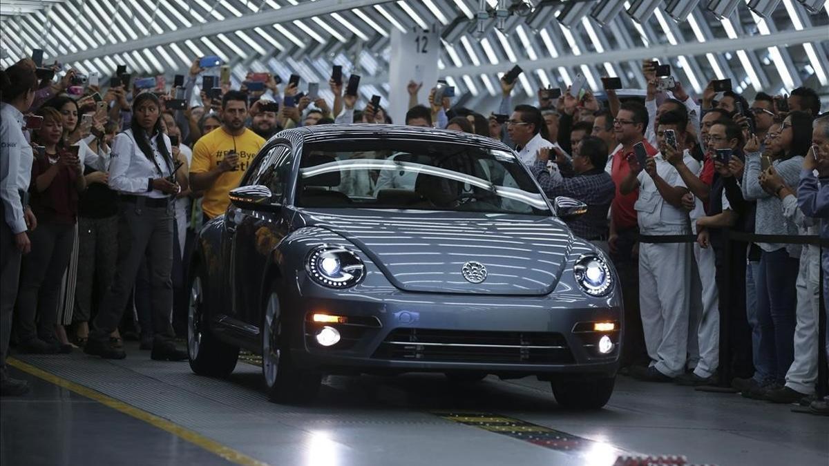 El último Volkswagen &quot;Escarabajo&quot; sale de la planta de producción en Puebla, Méjico.