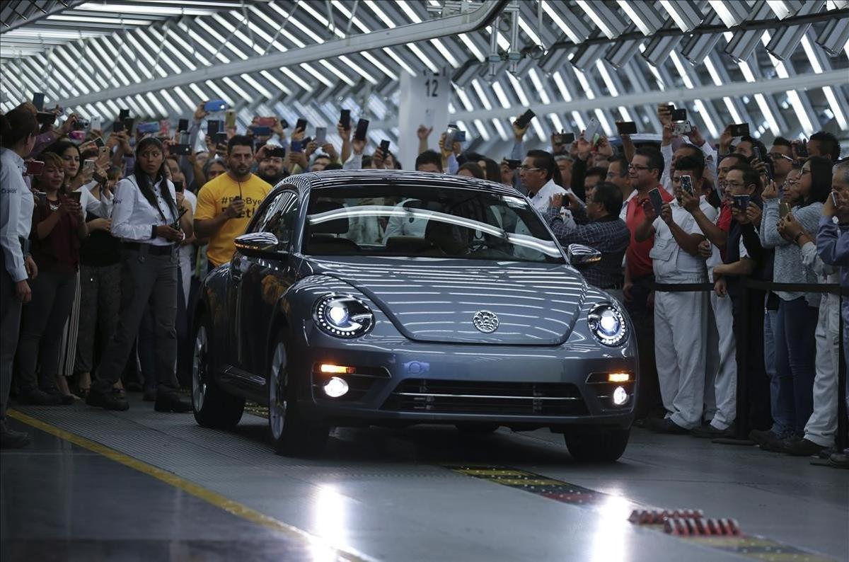 El último Volkswagen Escarabajo sale de la planta de producción en Puebla, México.