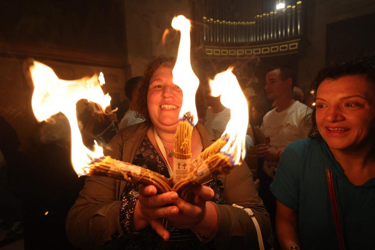 Cristianos ortodoxos celebran “Fuego Sagrado” en Jerusalén. eregrinos cristianos ortodoxos sostienen velas durante la ceremonia del Fuego Sagrado, un día antes de la Pascua ortodoxa, el sábado 15 de abril de 2023 en la Iglesia del Santo Sepulcro en la Ciudad Vieja de Jerusalén, donde muchos cristianos creen que Jesús fue crucificado y enterrado antes de resucitar.