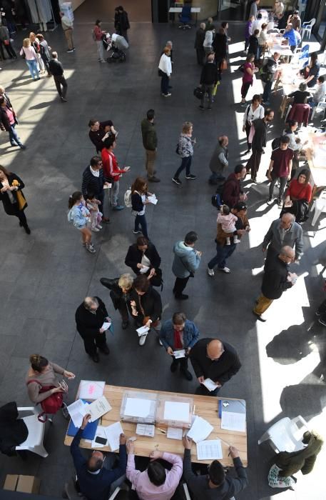 Más de 2,2 millones de gallegos están llamados hoy a las urnas para definir el futuro Gobierno de España. La jornada ha transcurrido con normalidad.