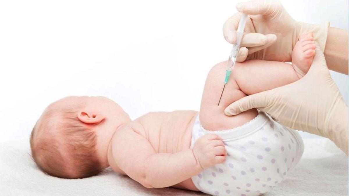 Un bebé recibe una vacuna, en una imagen de archivo.