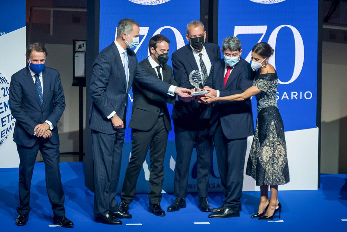 Los reyes Felipe y Letizia posan con los ganadores del Premio Planeta, los autores Carmen Mola