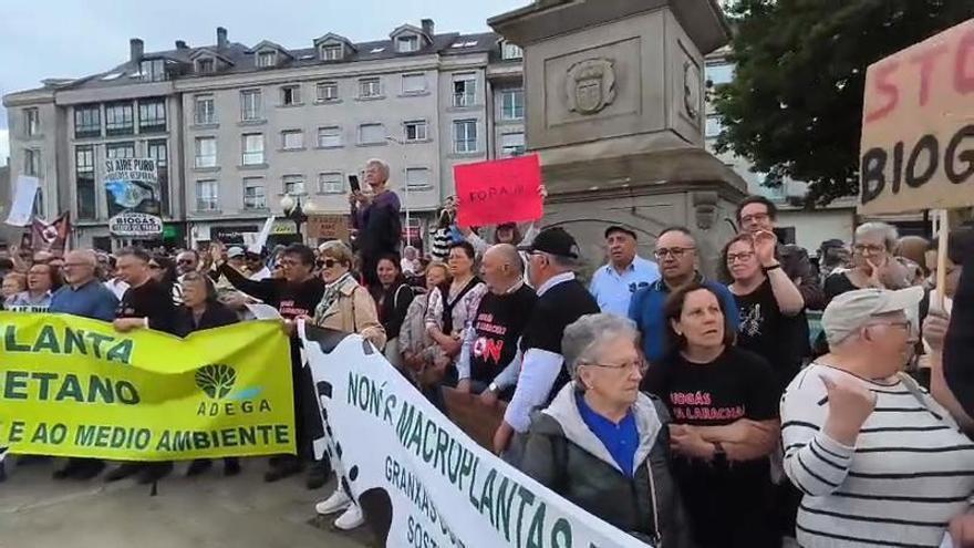 Manifestación multitudinaria en A Laracha contra la planta de biogás de Soandres: "A Laracha non se vende"