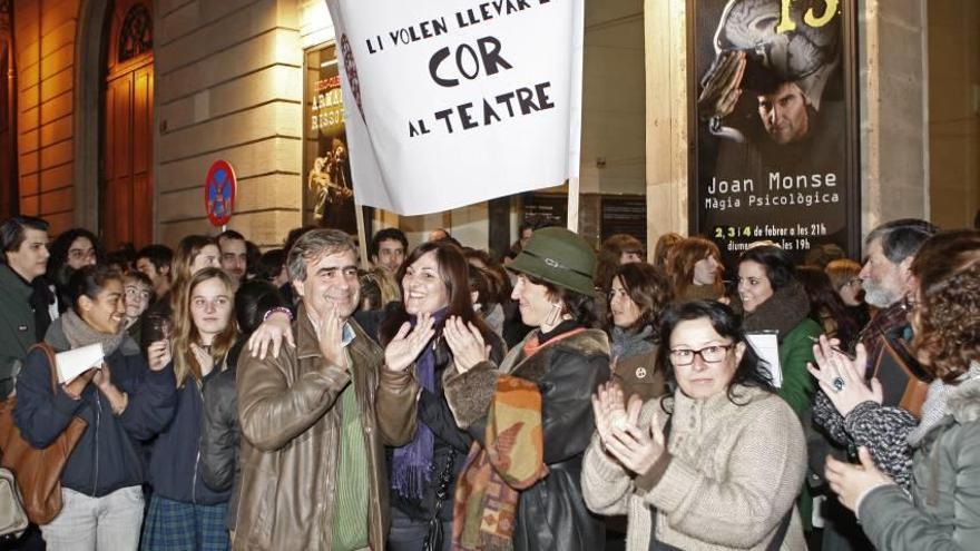 Francesc Bonnín, arropado por los coristas.