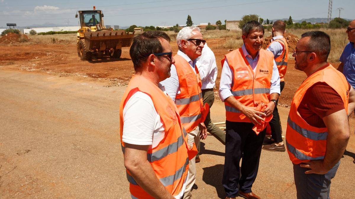 El alcalde Benlloch dialoga con respobsables de la empresa urbanizadora, Becsa Simetría, en el lugar en el que han arrancado las obras de urbanización del polígono de la carretera de Onda.