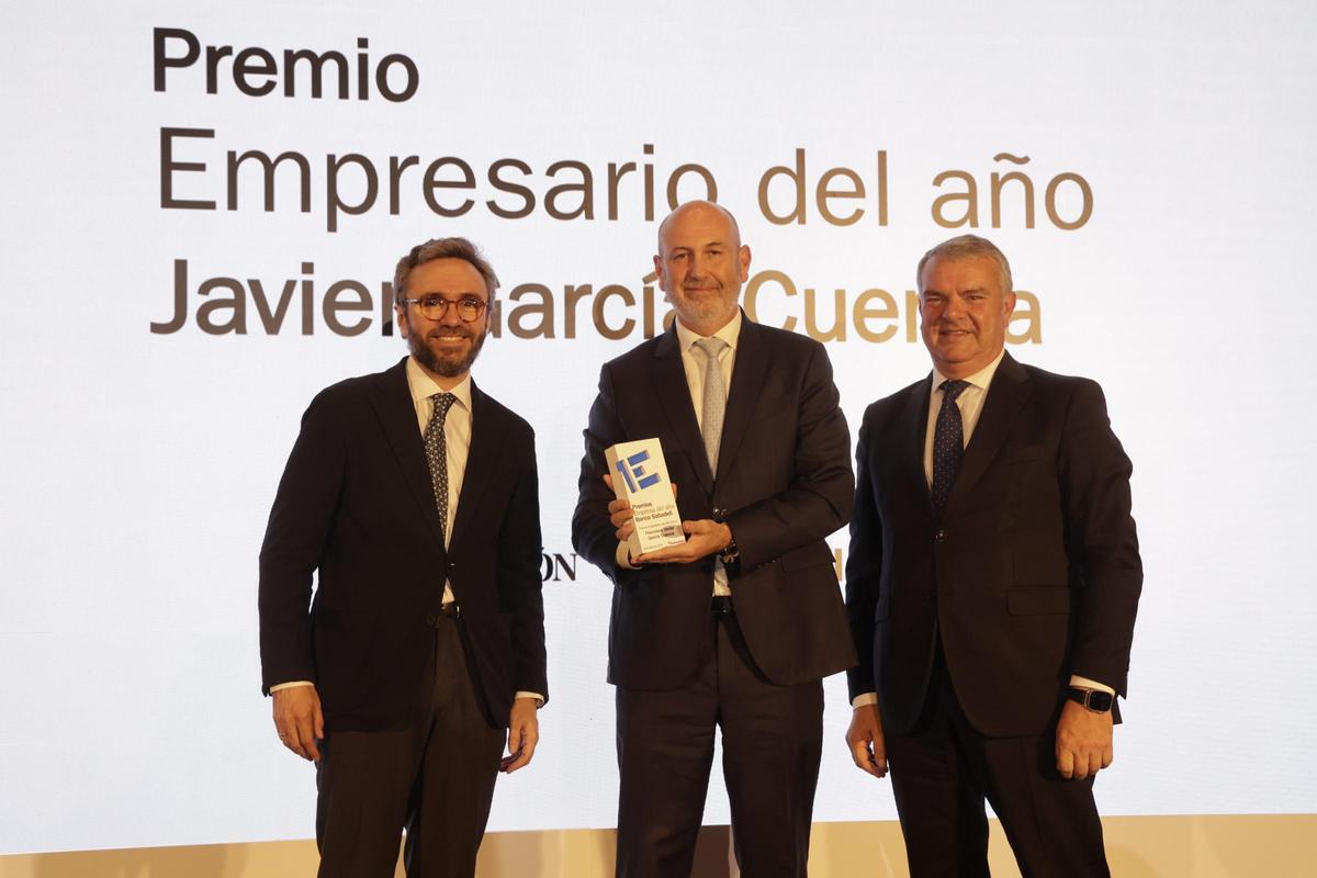 Aitor Moll, consejero delegado de Prensa Ibérica, y Fernando Canós, director gral. adjunto y director territorial Este en Banco Sabadell, entregan su galardón a Javier García Cuenca, vicepresidente de Magic Costa Blanca.