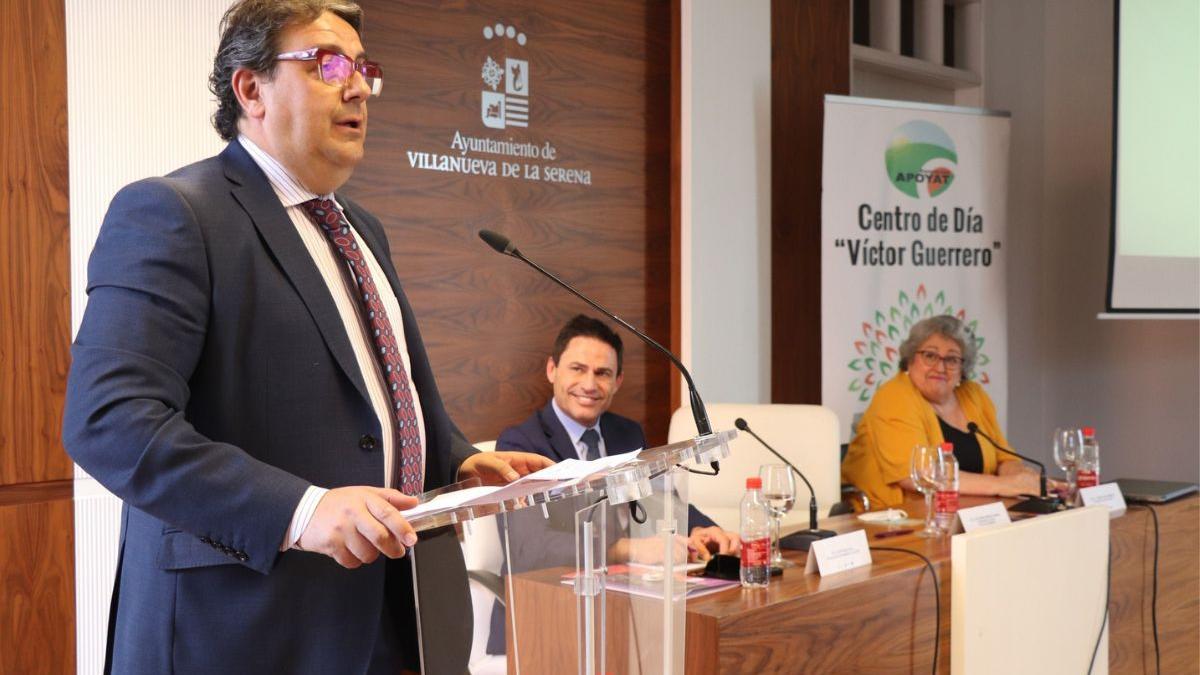 Vergeles, durante su discurso, acompañado por Luis Solís y Leonor Casco.