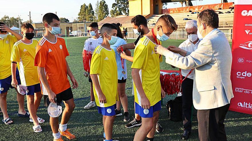 Caballero entrega las medallas. // ALBA VILLAR