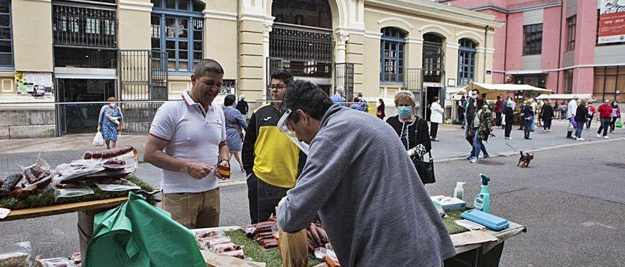 Uno de los pocos puestos de alimentación que se instalaron en el mercado este pasado domingo.