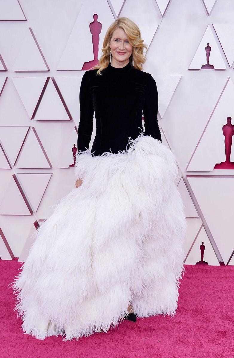 Laura Dern, con vestido cisne de Oscar de la Renta, en los Premios Oscar 2021