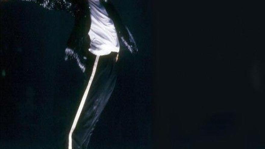 Michael Jackson con al chaqueta que se puede adquirir a través de todocoleccion.net.