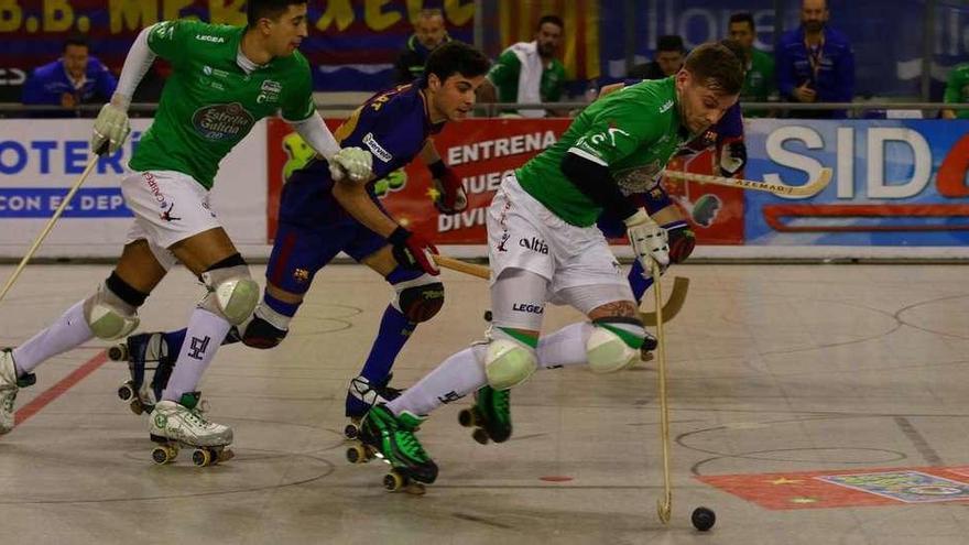 César Carballeira avanza con la bola perseguido por Ignacio Alabart y Carlo di Benedetto en la final de la Copa del Rey disputada el domingo.