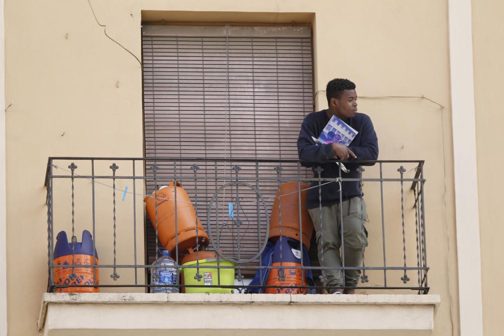 Un hombre se atrinchera armado en València