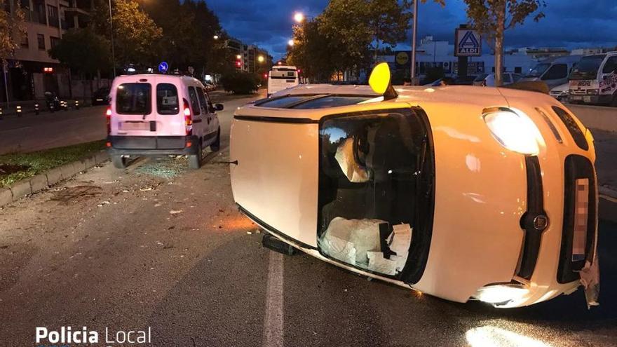 El vehículo siniestrado, volcado en la calzada