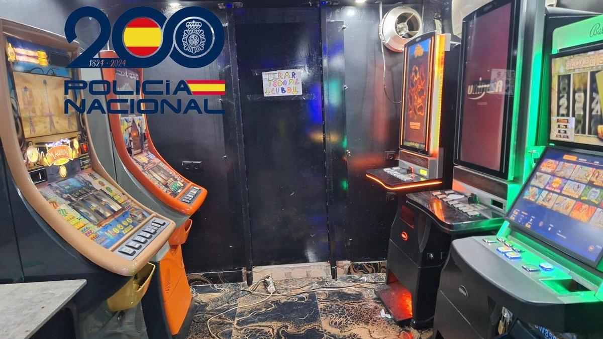 Máquinas tragaperras incautadas en una operación policial en las Tres Mil Viviendas (Sevilla).