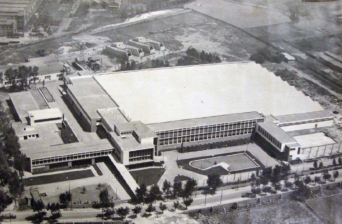 Fotografía de la fábrica Mercedes Benz de Barcelona, a mediados del siglo XX, con el lago en la entrada al complejo industrial.