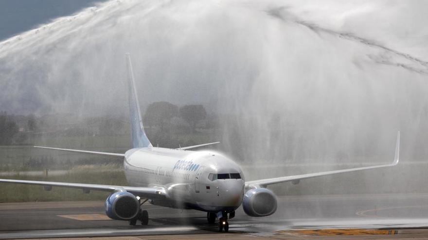 El primer avió de Pobeda que va aterrar a l&#039;aeroport de Girona, el mes de juny passat · Aniol Resclosa