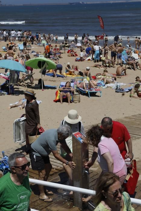 El primer fin de semana de verano llena las playas