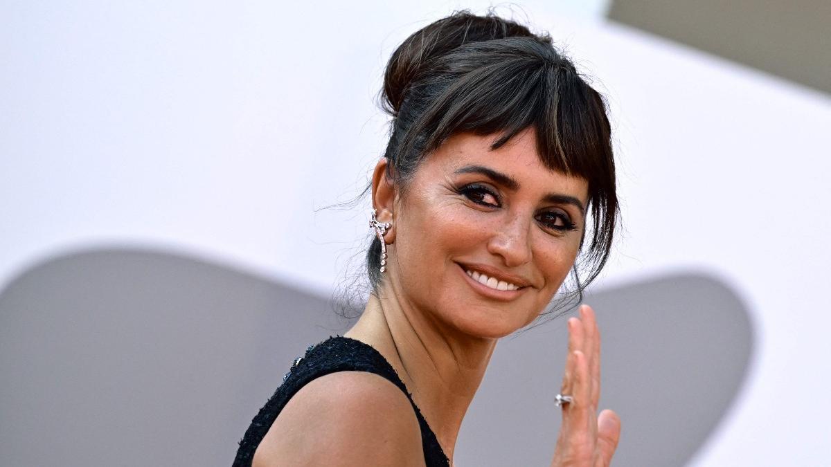 Penélope Cruz saluda en la 79 edición del Festival de Venecia