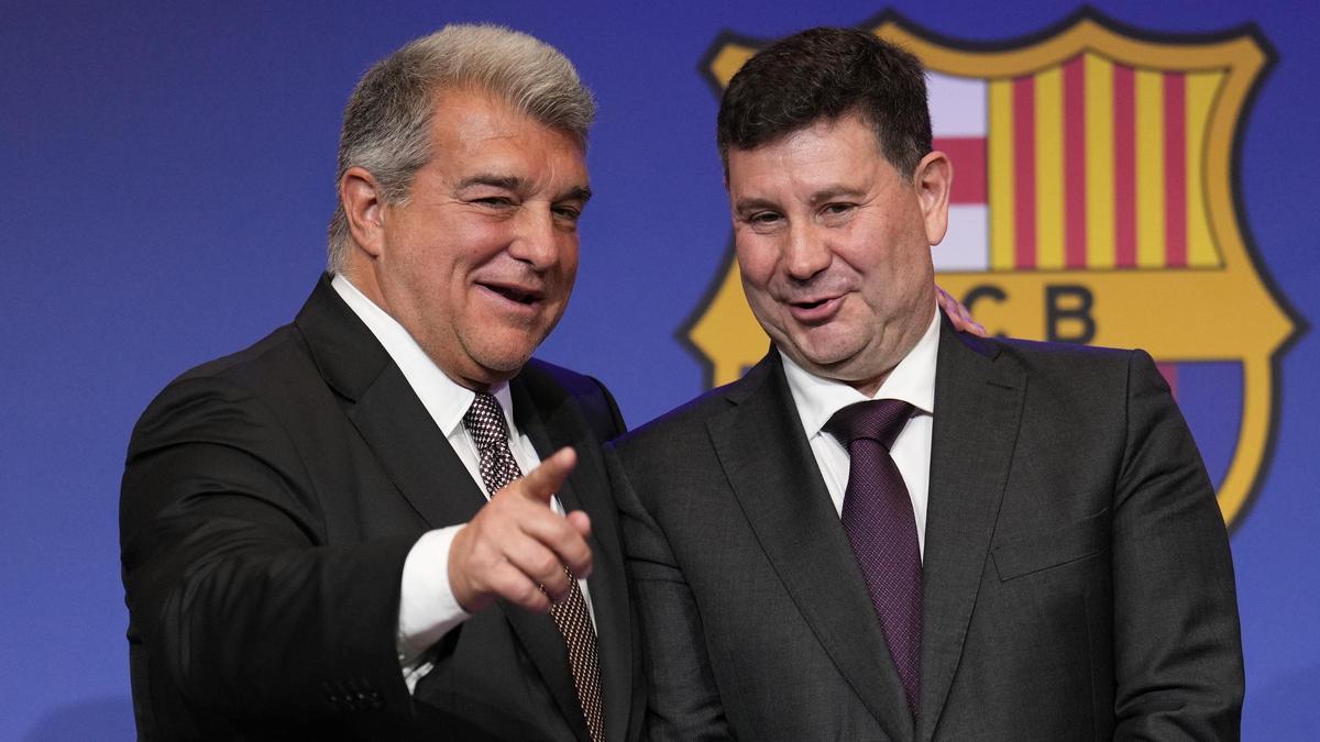 Laporta y Romeu, en el Auditori 1899 del Camp Nou tras la dimisión del vicepresidente económico del Barça.