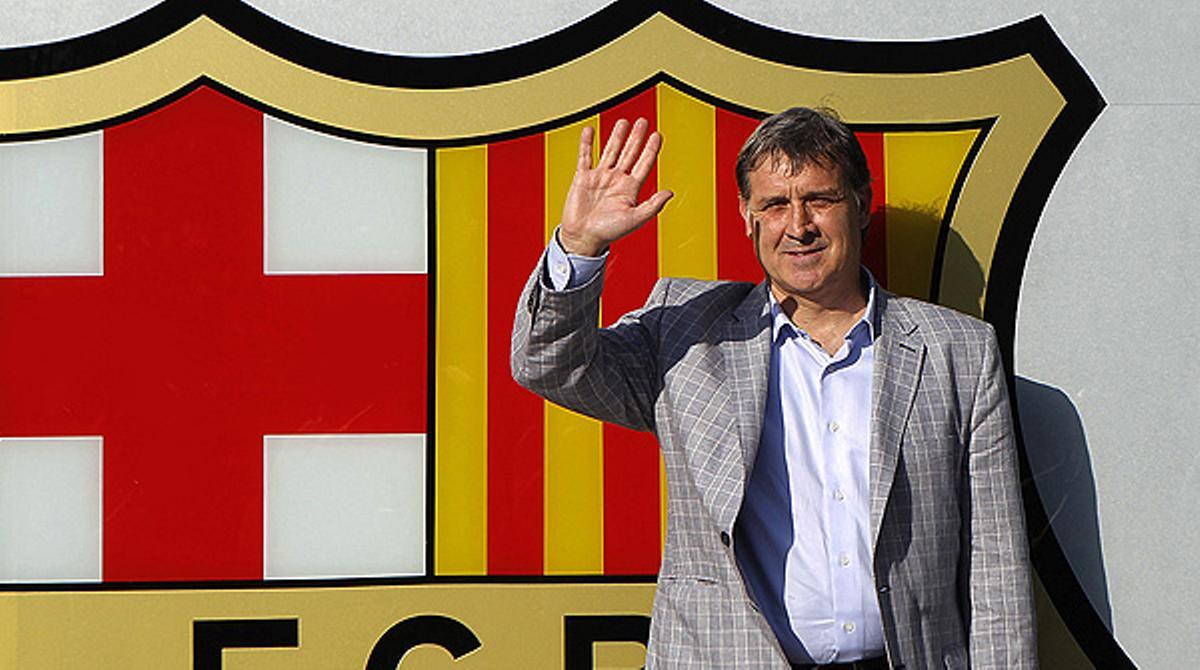El nou entrenador del Barça és rebut al Prat per diversos directius del club, entre ells Andoni Zubizarreta.