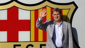 El nou entrenador del Barça és rebut al Prat per diversos directius del club, entre ells Andoni Zubizarreta.
