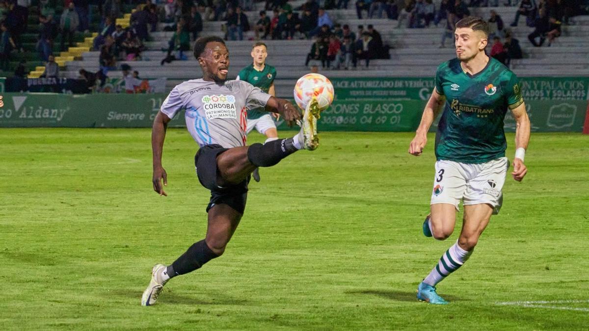 Diarrá, en una acción del partido entre el Cacereño y el Córdoba CF.