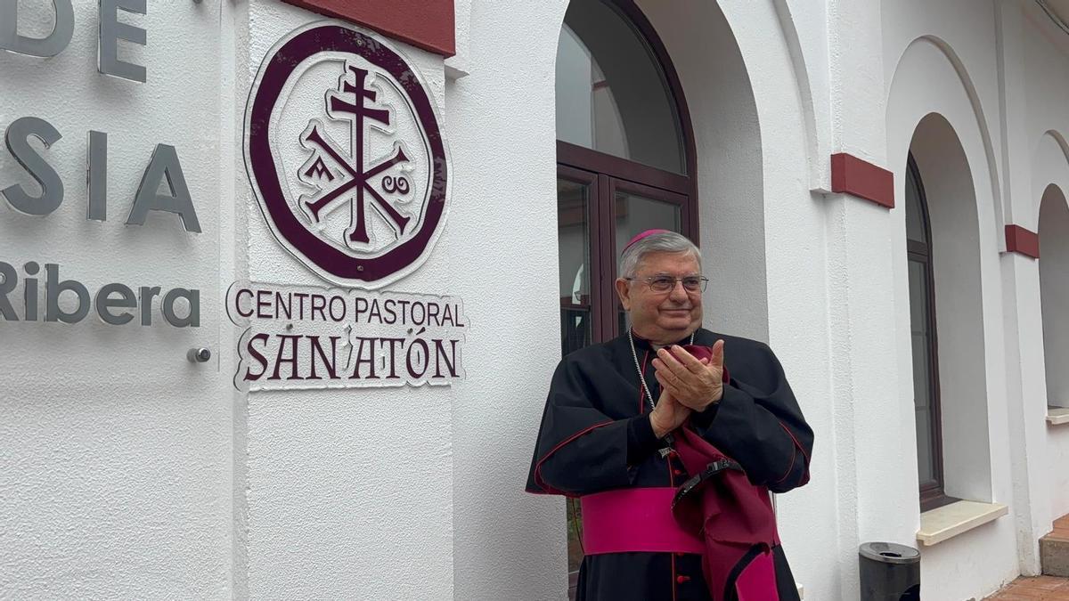 El arzobispo de Mérida - Badajoz, José Rodríguez Carballo, tras descubrir la placa del nuevo Centro Pastoral San Atón en el seminario de Badajoz.