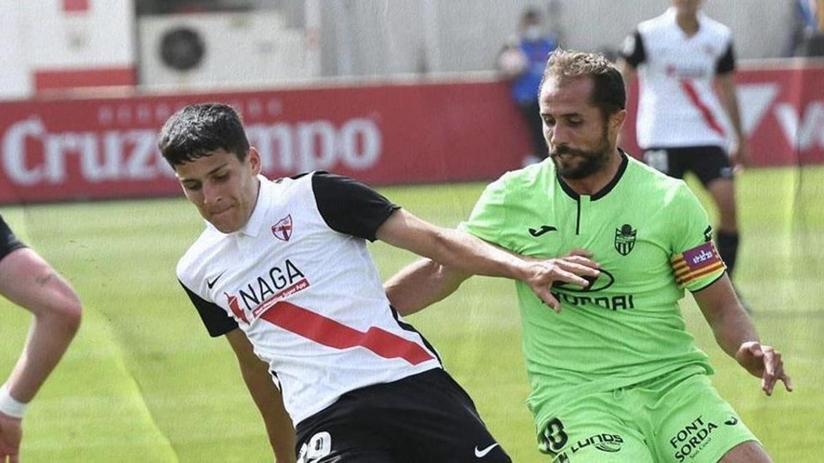 Canario, a la derecha de la imagen, durante un encuentro ante el Sevilla Atlético en la pasada temporada.