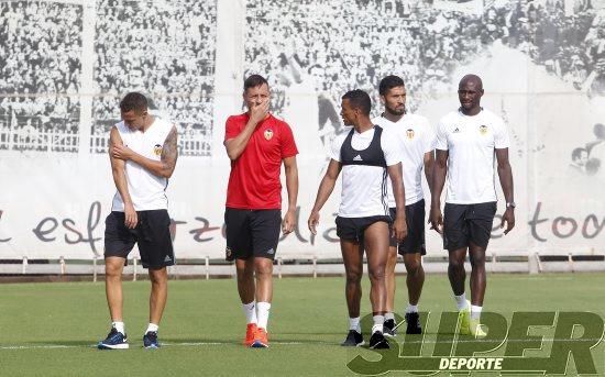 Caras largas tras perder ante el Betis