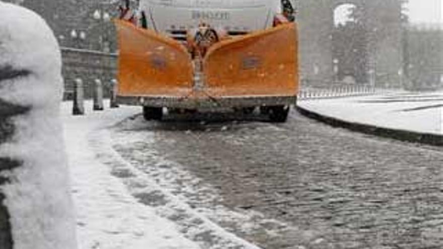 La nieve cierra el paso de vehículos en diez puertos de montaña